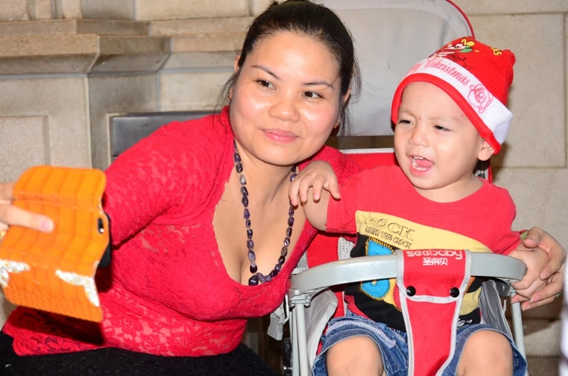 Ông già Noel, công chúa tuyết “nhí” tung tăng dạo phố cùng gia đình ảnh 20