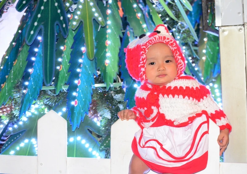 Ông già Noel, công chúa tuyết “nhí” tung tăng dạo phố cùng gia đình ảnh 15