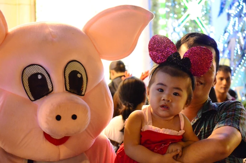 Ông già Noel, công chúa tuyết “nhí” tung tăng dạo phố cùng gia đình ảnh 16