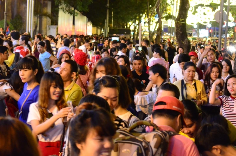 Ông già Noel, công chúa tuyết “nhí” tung tăng dạo phố cùng gia đình ảnh 17