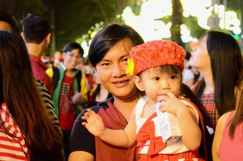 Ông già Noel, công chúa tuyết “nhí” tung tăng dạo phố cùng gia đình ảnh 12