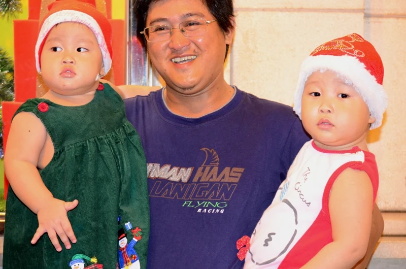 Ông già Noel, công chúa tuyết “nhí” tung tăng dạo phố cùng gia đình ảnh 11