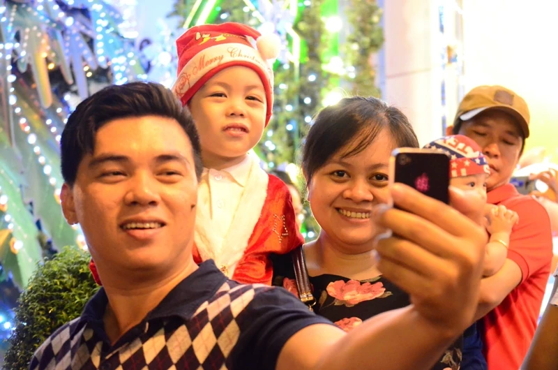 Ông già Noel, công chúa tuyết “nhí” tung tăng dạo phố cùng gia đình ảnh 4