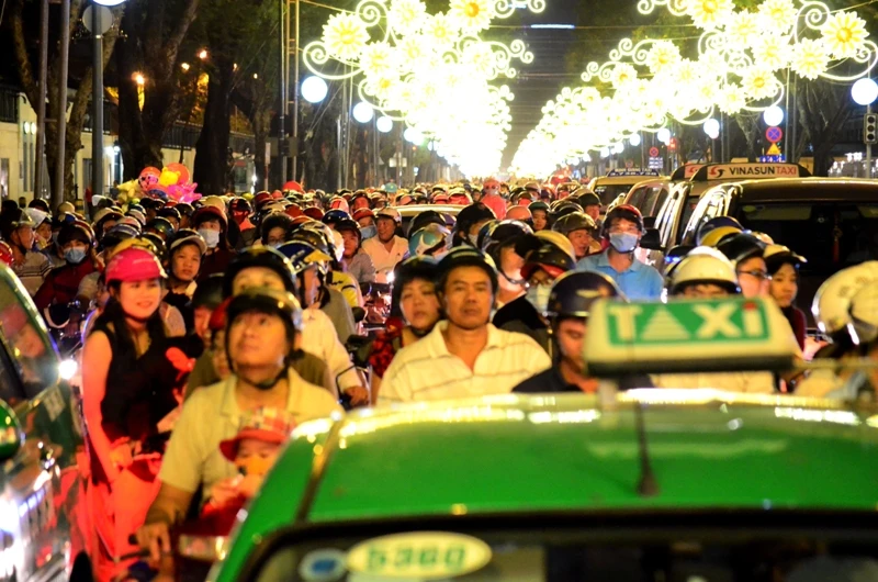 Ông già Noel, công chúa tuyết “nhí” tung tăng dạo phố cùng gia đình ảnh 1