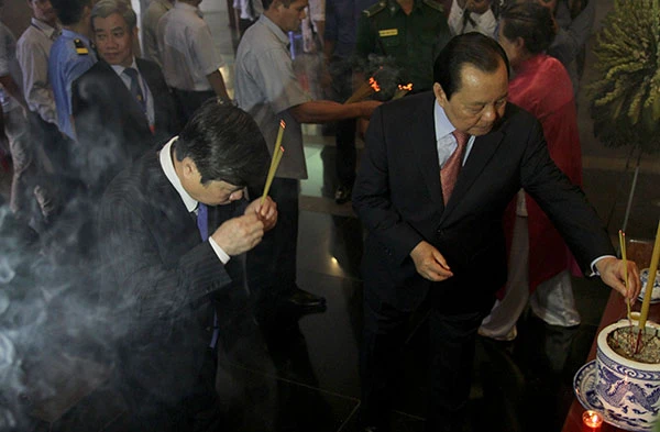 Bí thư Đinh La Thăng dâng hương tưởng niệm các vua Hùng ảnh 4