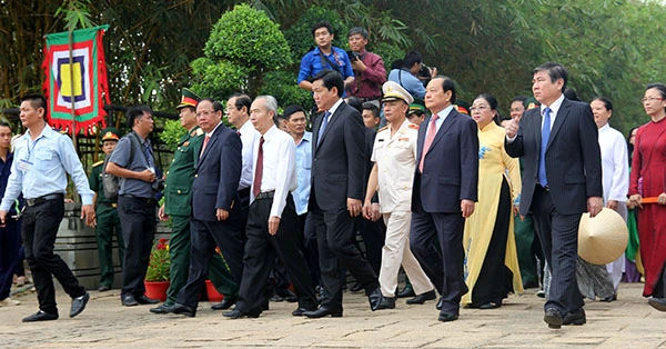 Bí thư Đinh La Thăng dâng hương tưởng niệm các vua Hùng ảnh 3