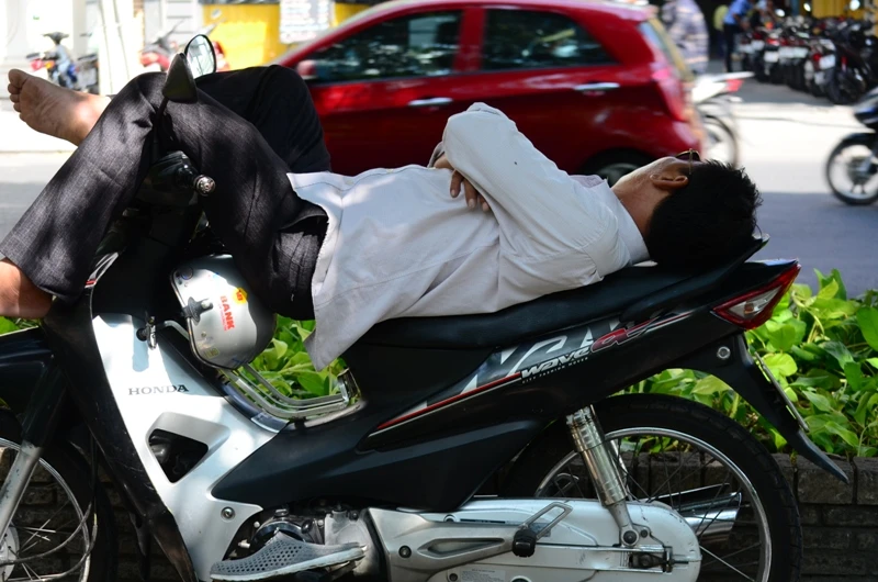 Người Sài Gòn chống chọi với nắng nóng ảnh 5