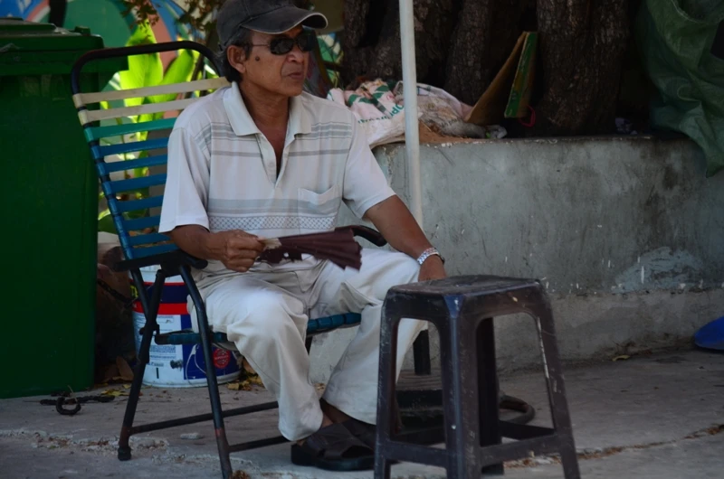 Người Sài Gòn chống chọi với nắng nóng ảnh 9