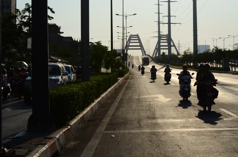 Xe máy được chạy vào làn ô tô trên đường Phạm Văn Đồng ảnh 2