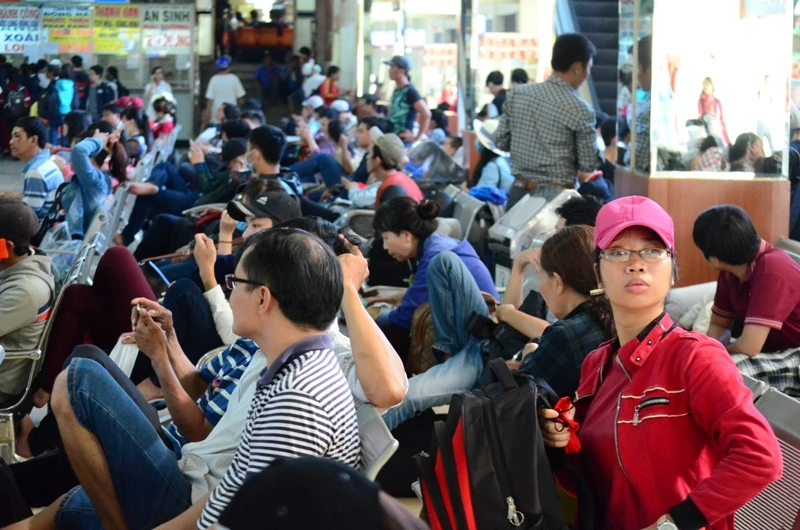 Lễ 30-4: Người người đổ về quê nghỉ lễ ảnh 9