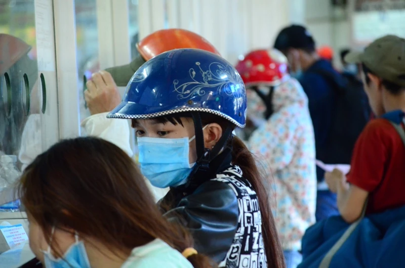 Lễ 30-4: Người người đổ về quê nghỉ lễ ảnh 2