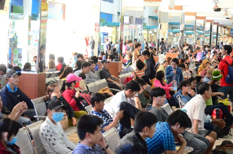 Lễ 30-4: Người người đổ về quê nghỉ lễ ảnh 6