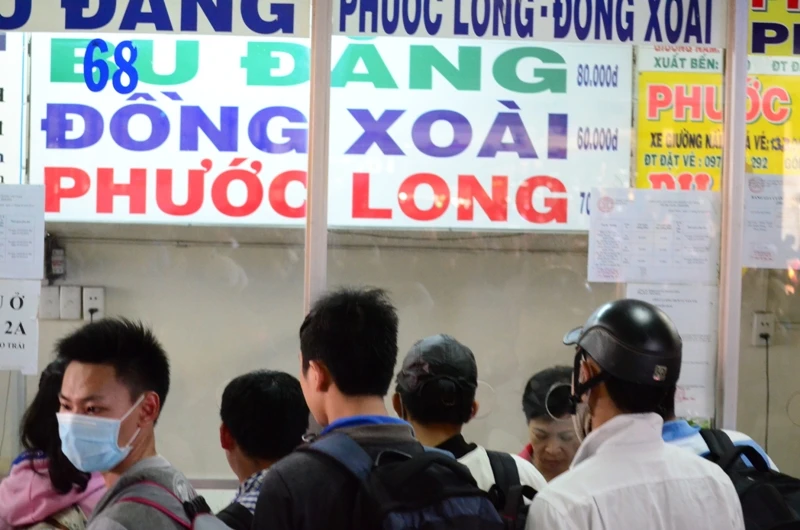 Lễ 30-4: Người người đổ về quê nghỉ lễ ảnh 5