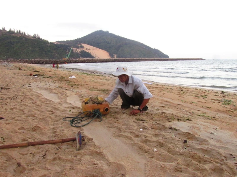 Cụ ông 62 tuổi tự nguyện nhặt rác làm sạch bãi biển ảnh 2