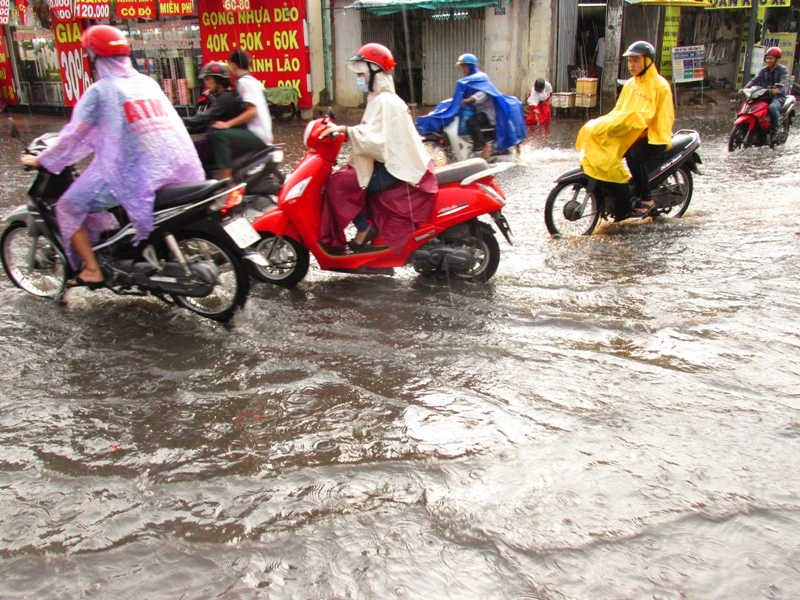 Người Sài Gòn nhẹ nhõm đón cơn mưa quý hơn vàng ảnh 1