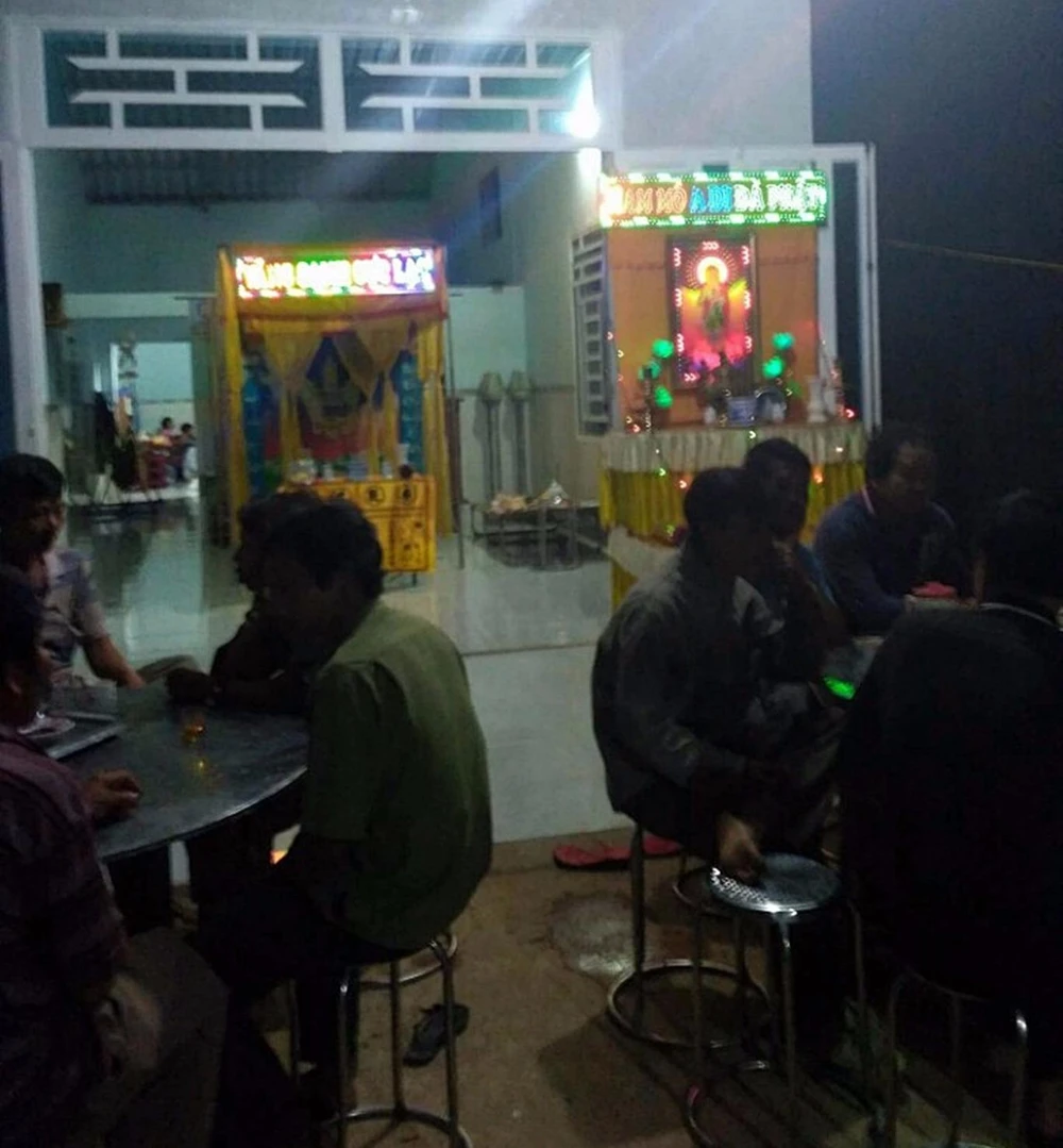 Rất đông người dân đến gia đình chia buồn khi nghe tin em L thiệt mạng