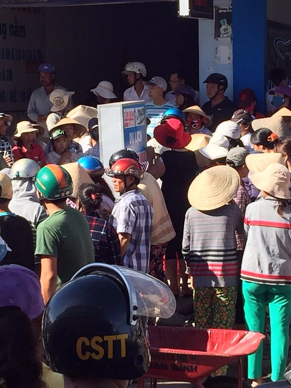 Một người đàn ông gục xuống tử vong trước cổng chợ ảnh 1 Rất đông người hiếu kỳ đến xem và bàn tán cái chết đột ngột của người đàn ông.