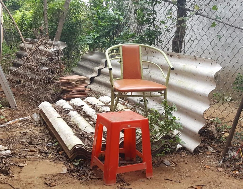 Đống tôn, gạch cũ mà bà Sử định sửa nhà