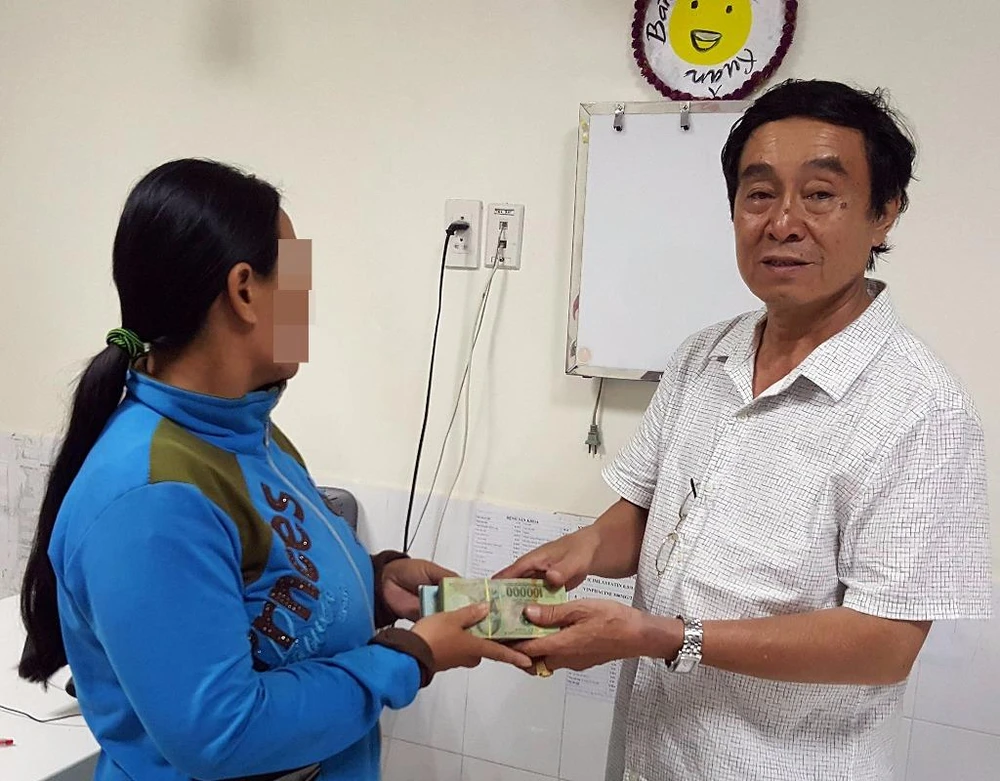 BS Phan Ngọc Hùng, Giám đốc Bệnh viện An Phước trao số tiền cộng đồng Facebook hỗ trợ cho mẹ bé C.