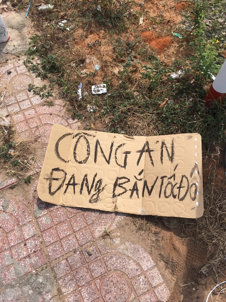 Nhóm đi xe Lexus gắn bảng 'Công an đang bắn tốc độ' ảnh 2