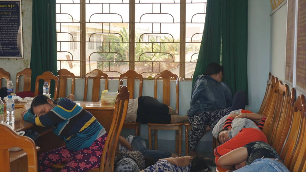 Gần 100 cảnh sát vây bắt sòng bạc 'quý bà' ảnh 1