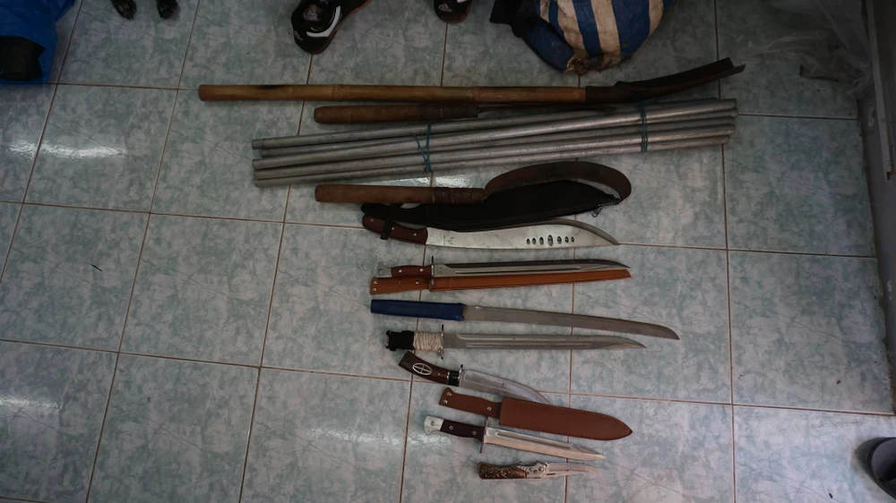 Gần 100 cảnh sát vây bắt sòng bạc 'quý bà' ảnh 2