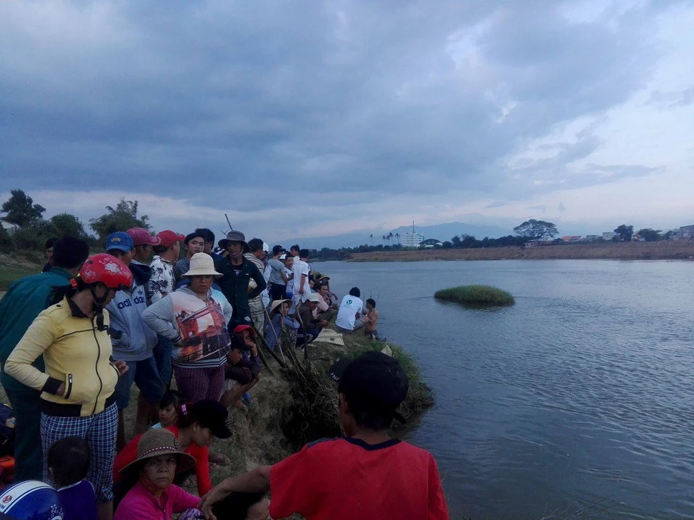 Vớt được thi thể học sinh lớp 1 dưới sông Dinh ảnh 2