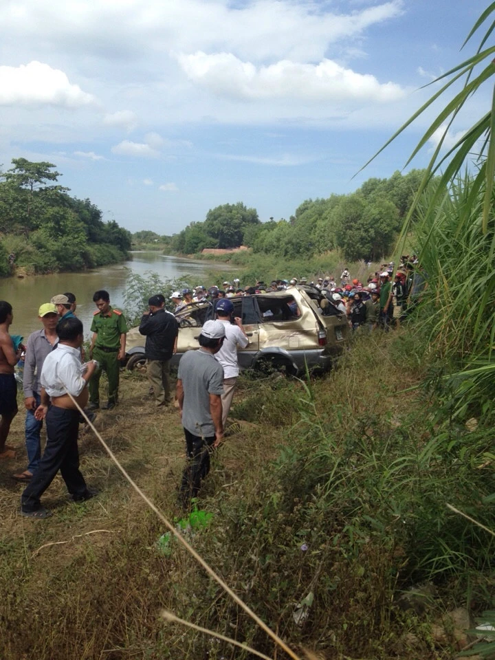 Gần 2 ngày mới phát hiện xe mất tích dưới đáy sông ảnh 2
