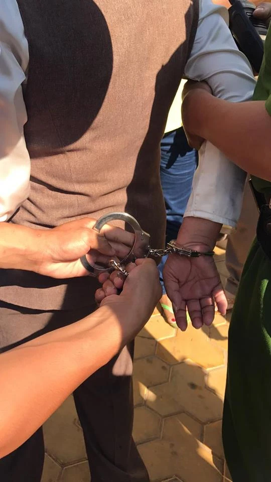 Bình Thuận yêu cầu làm rõ vụ vào trường còng tay ảnh 3