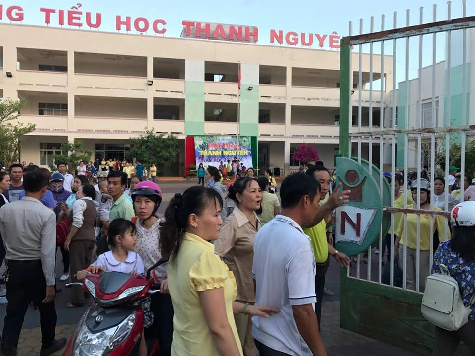 Bình Thuận yêu cầu làm rõ vụ vào trường còng tay ảnh 2