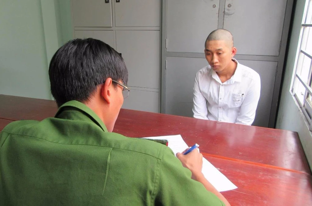 Vờ vệ sinh cho bé 8 tuổi rồi thực hiện hành vi dâm ô ảnh 1