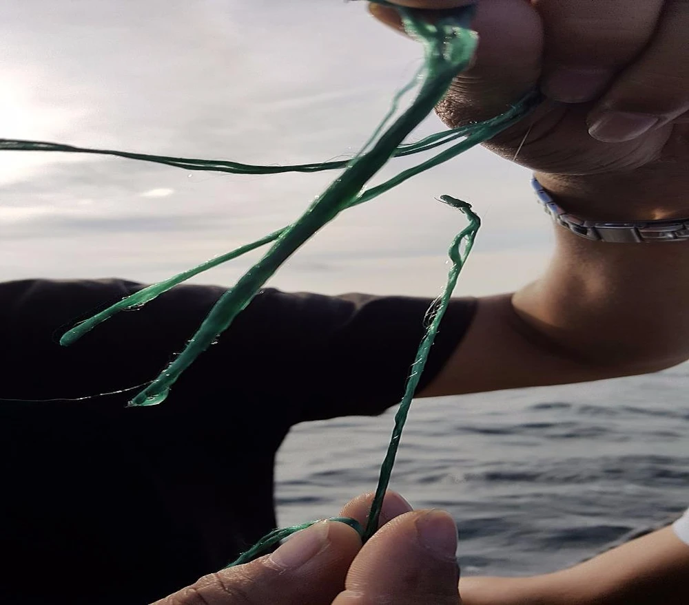 Mồi câu cá nhái gọi là tớt, làm bằng dây nilon.