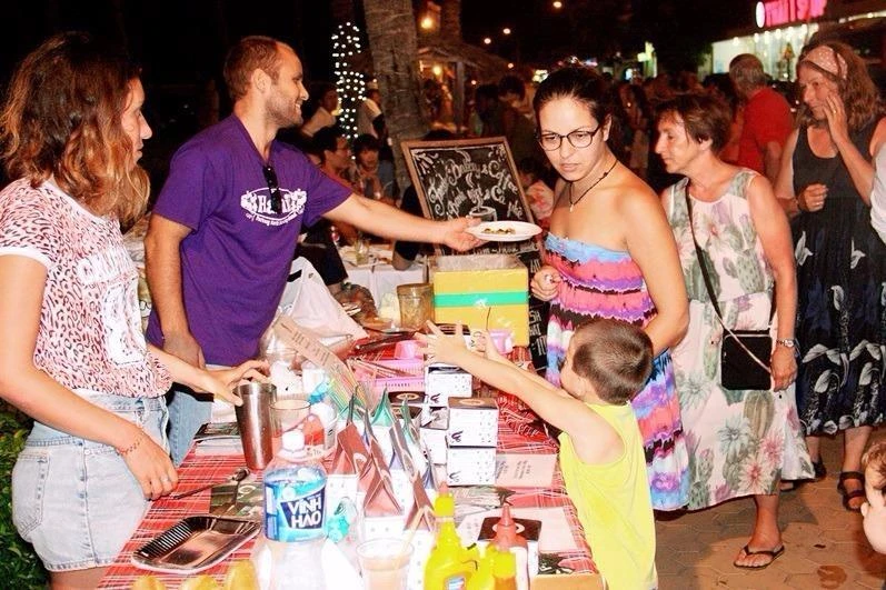 Nhiều du khách nước ngoài tại KDL Mũi Né.