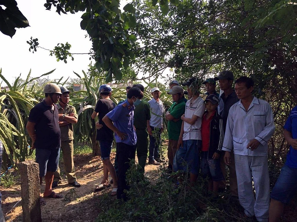 Thi thể 1 người đàn ông dưới mương nước ảnh 1