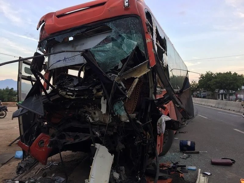 Xe container và xe khách va chạm, 3 người thương vong ảnh 1