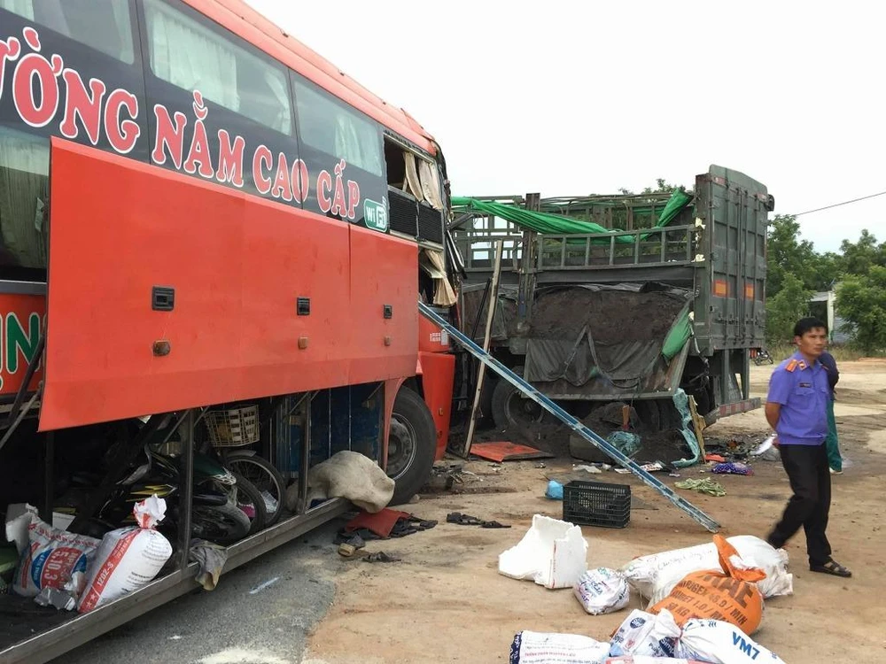 Xe container và xe khách va chạm, 3 người thương vong ảnh 2
