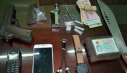 Bắt 2 thanh niên mang súng và nhiều hung khí ảnh 1