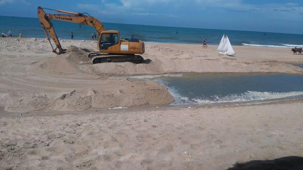 Vẫn xử phạt người lái xe cào cát làm sạch bãi biển ảnh 2