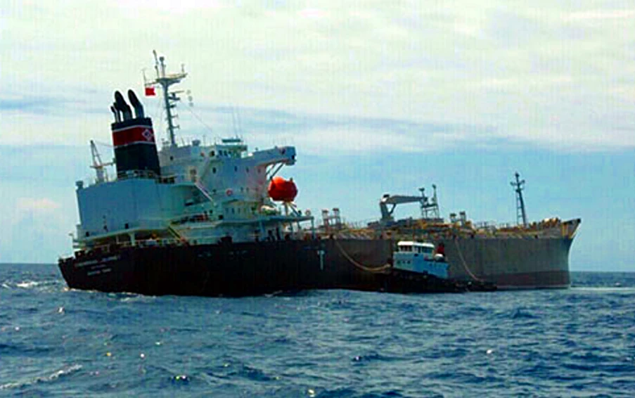 Bơm gần 10 ngàn tấn dầu để cứu tàu chở hóa chất ảnh 1