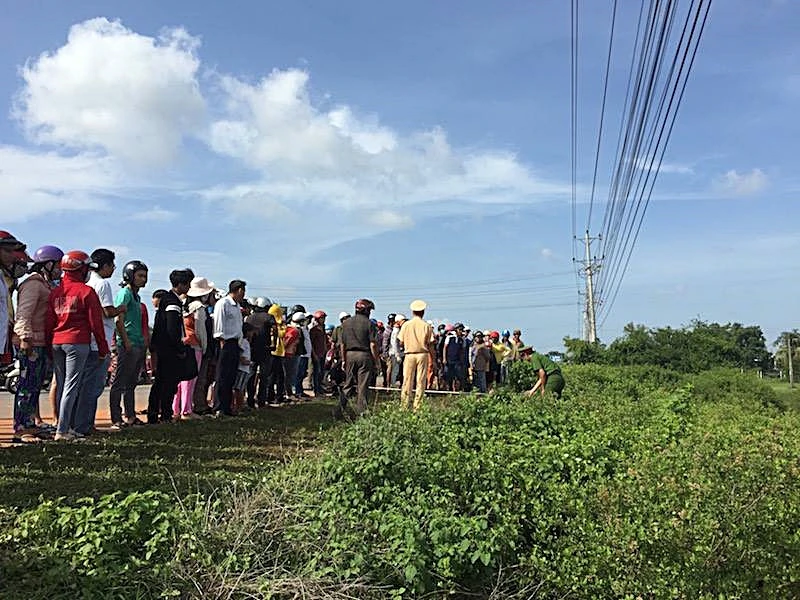 Người đàn ông chết bên lề đường cạnh xe máy ảnh 1