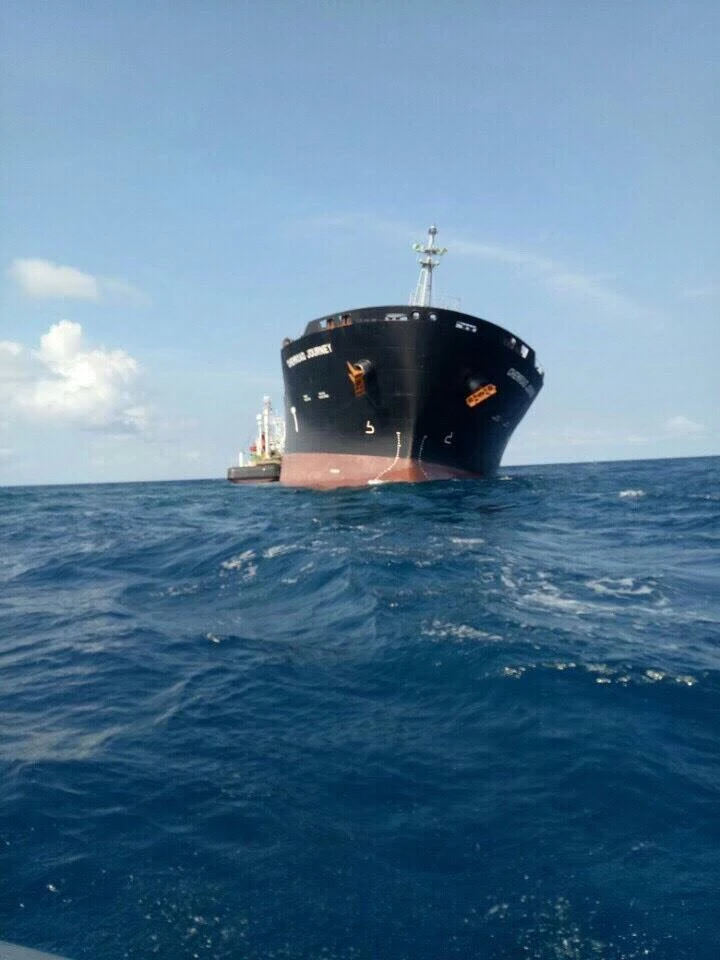 Tàu chở 30 ngàn tấn hóa chất vẫn mắc cạn ở Phú Quý ảnh 2