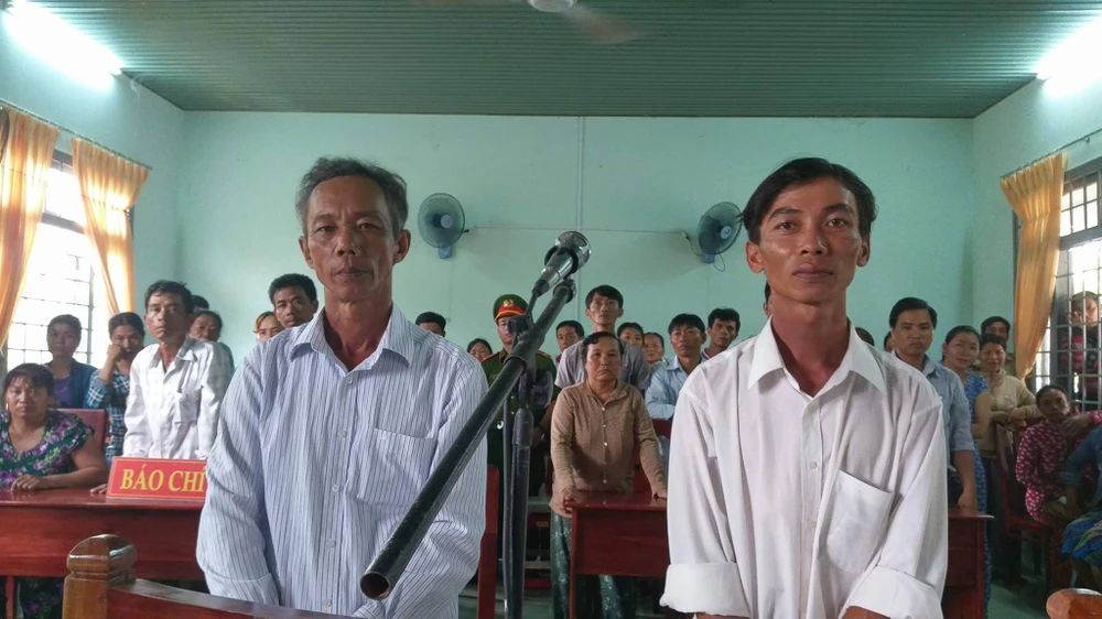 Tòa vẫn kết án 2 nông dân 'nhận hối lộ' ảnh 1