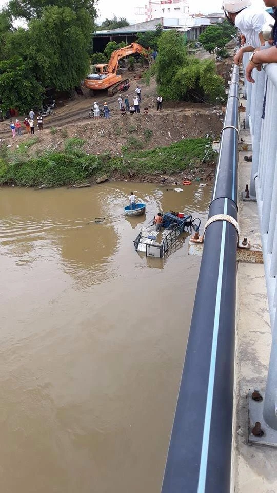 Xe tải chở gà tông sập lan can cầu, bay xuống sông Dinh ảnh 2