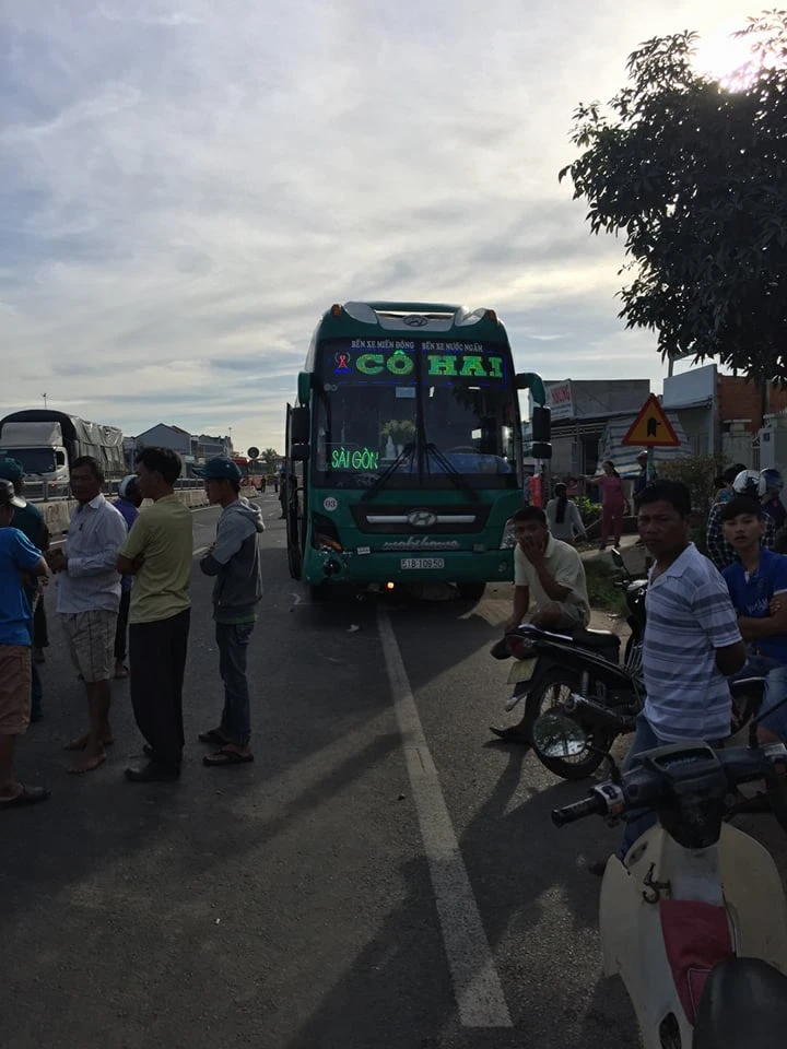 Thương tâm: 3 ông cháu bị xe khách cuốn vào gầm ảnh 1