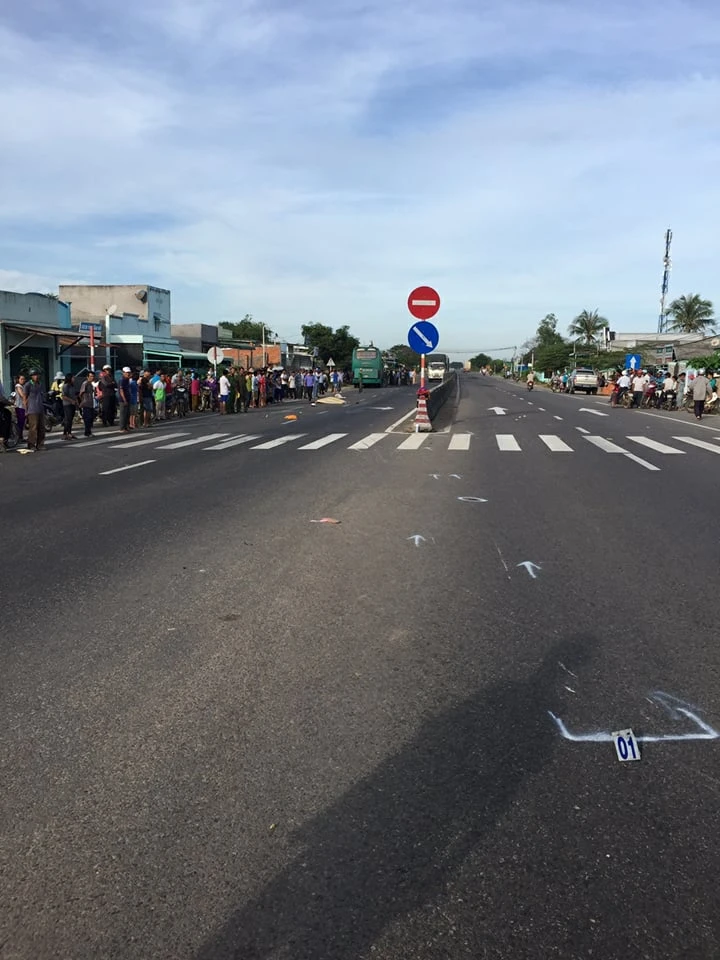 Thương tâm: 3 ông cháu bị xe khách cuốn vào gầm ảnh 2