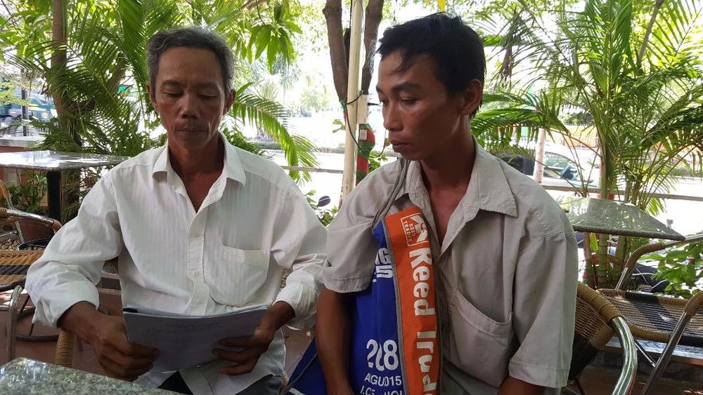 hai nông dân nhận hối lộ