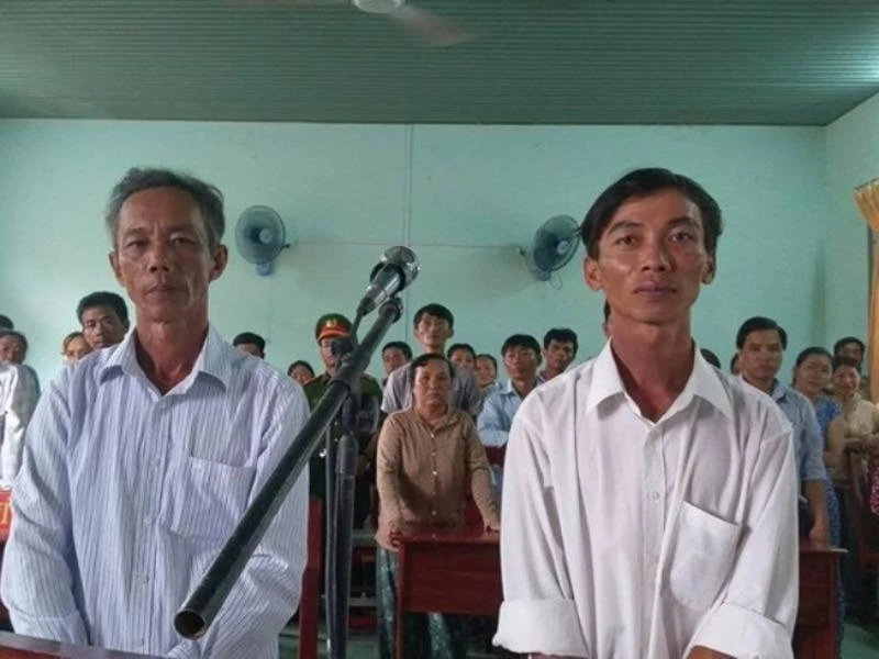 8 luật sư bào chữa miễn phí cho 2 nông dân nhận hối lộ