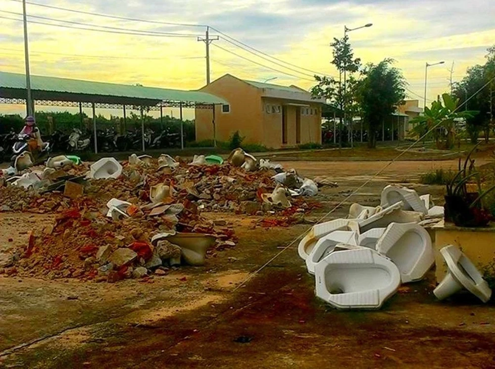 Bệnh viện phải thay lại toàn bộ bàn cầu.