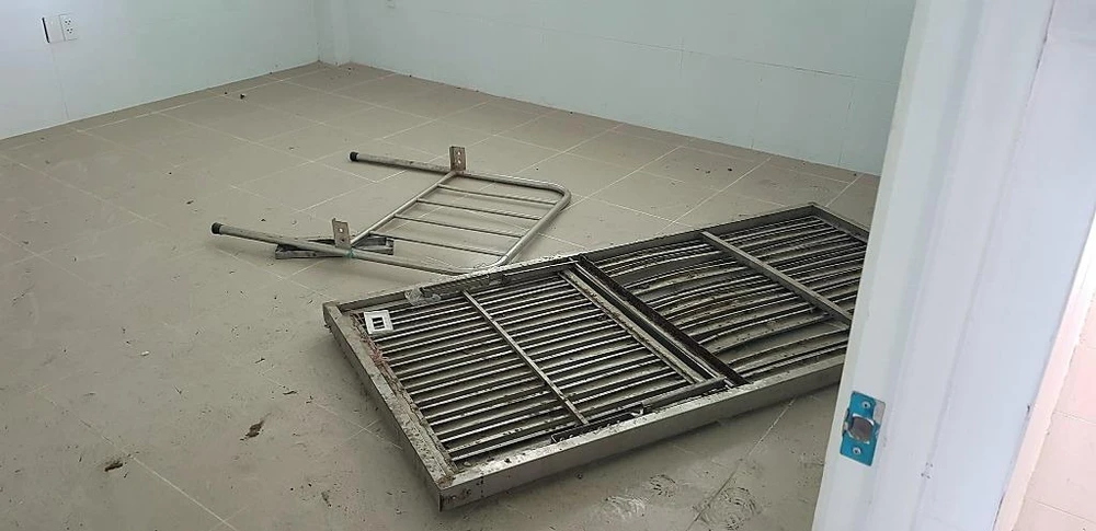 Khu điều trị tầng 3 bỏ hoang vô cùng nhéch nhác, lãng phí