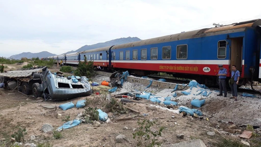 Tông xe tải văng 10 m, tàu SE5 trật đường ray ảnh 3